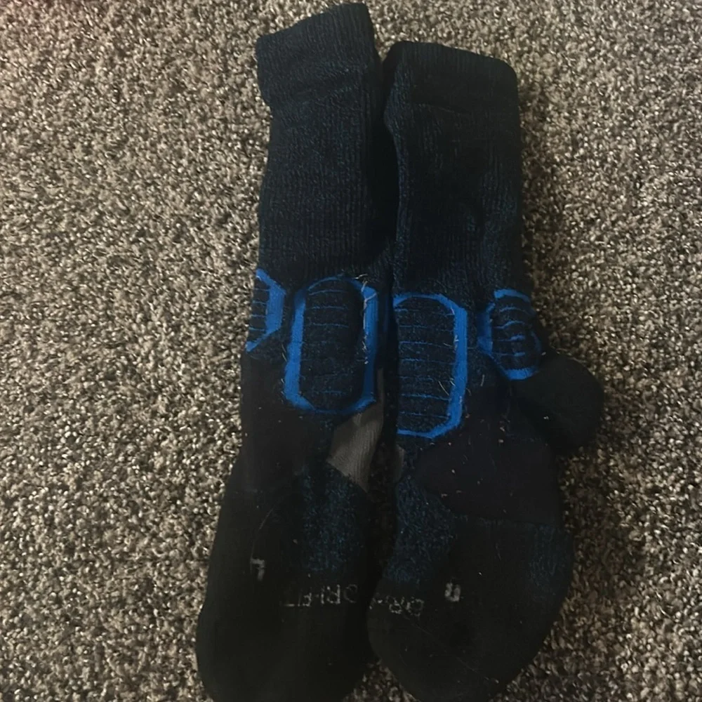 Four pairs f basketball socks